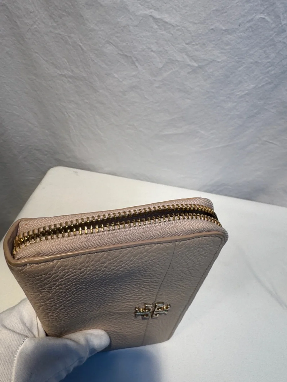 Tory Burch Taupe Pebbled Leather Zip Wallet with Logo - Picture 11 of 12